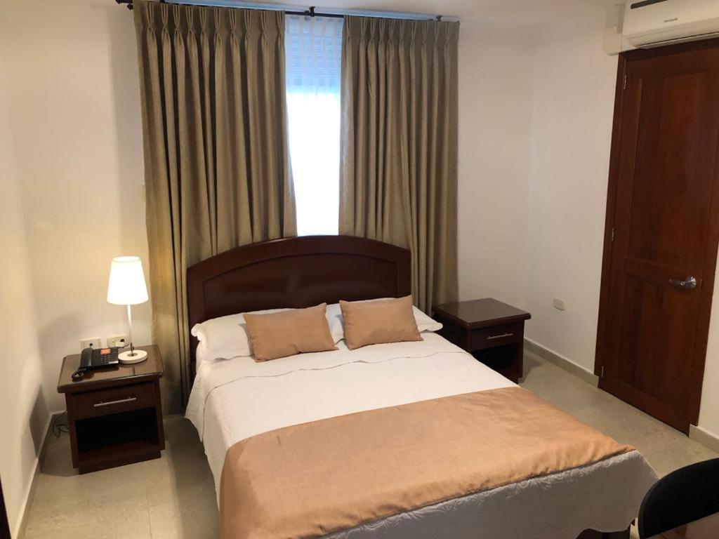 Colon Plaza Hotel トゥマコ エクステリア 写真